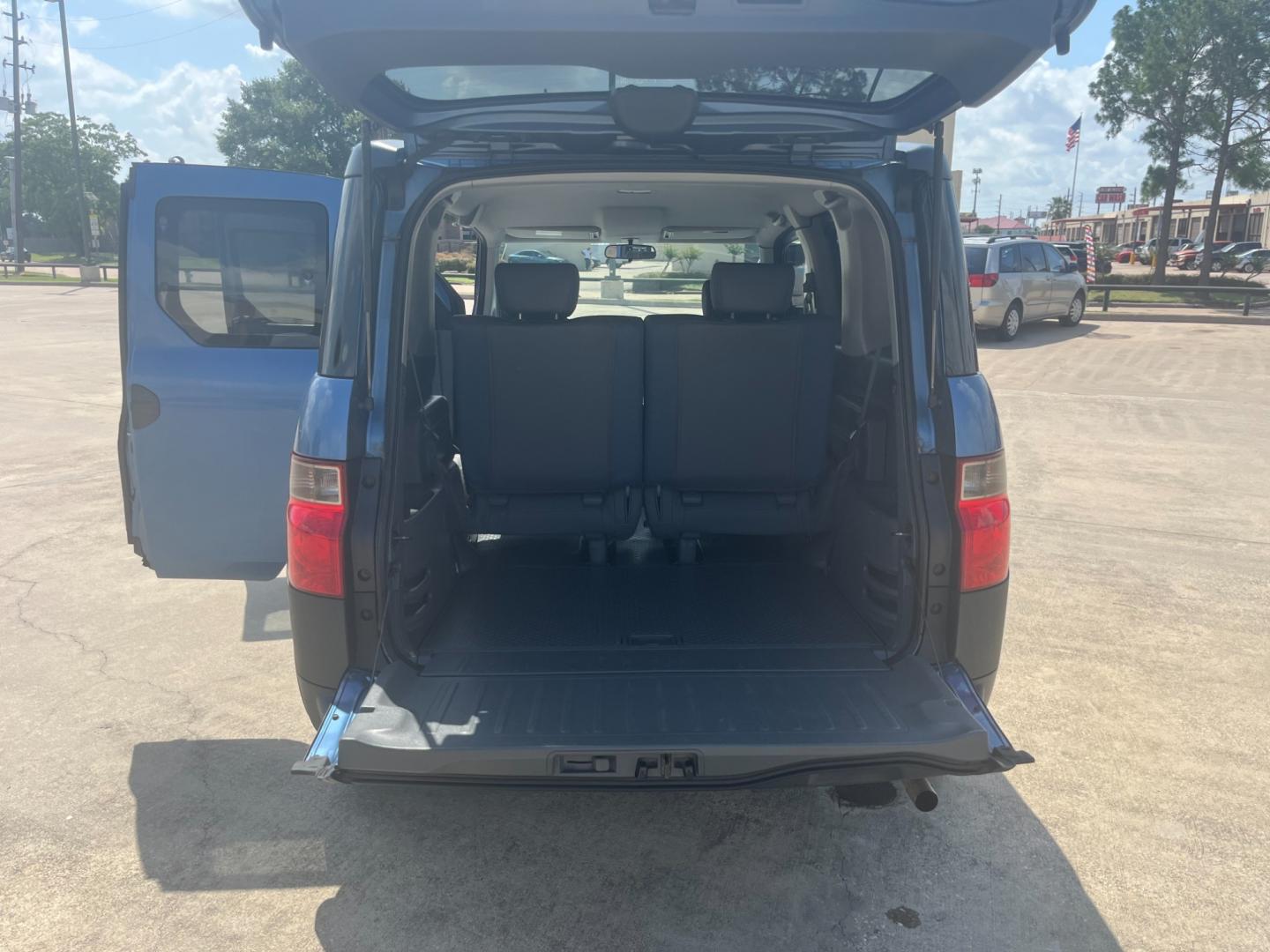 2006 blue /gray Honda Element LX 2WD AT (5J6YH18336L) with an 2.4L L4 DOHC 16V engine, 4-Speed Automatic Overdrive transmission, located at 14700 Tomball Parkway 249, Houston, TX, 77086, (281) 444-2200, 29.928619, -95.504074 - Photo#13